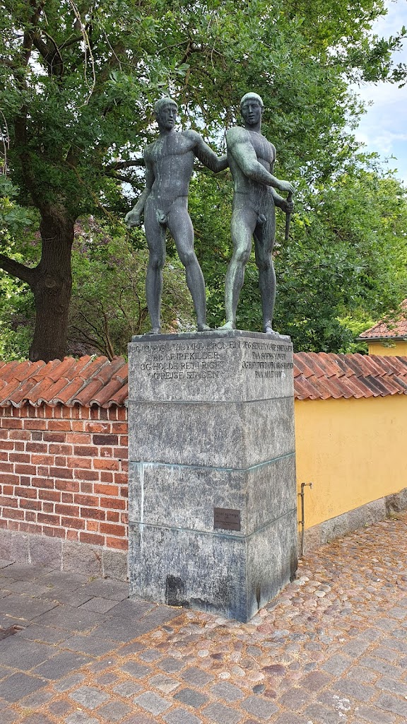 hroar-helge-statuen-8.jpeg
