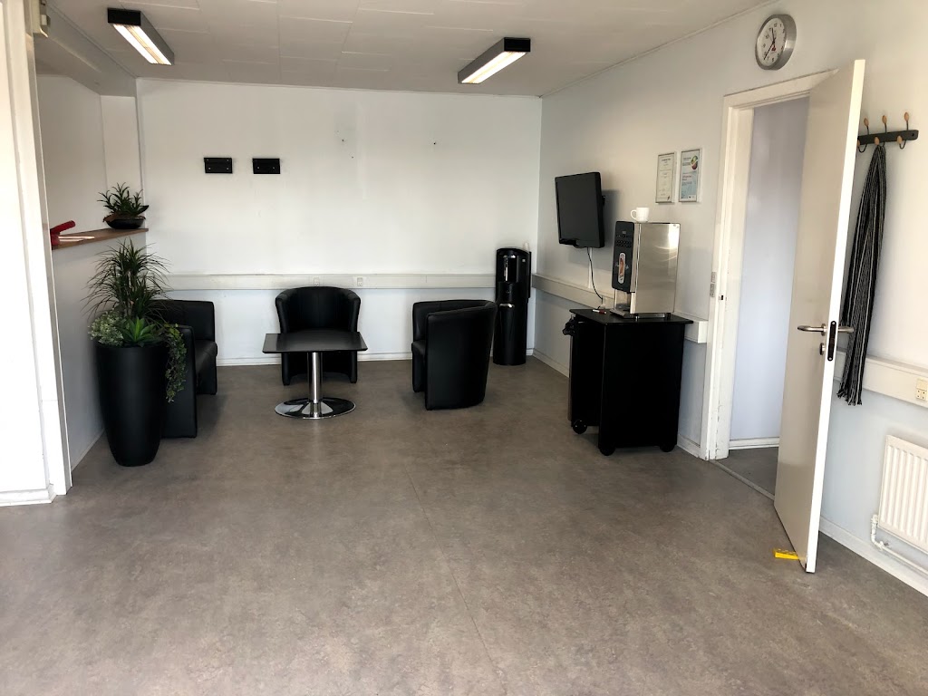 tesla-skadecenter-vaerksted-elkjaergruppen-ballerup-tesla-approved-body-shop-3.jpeg