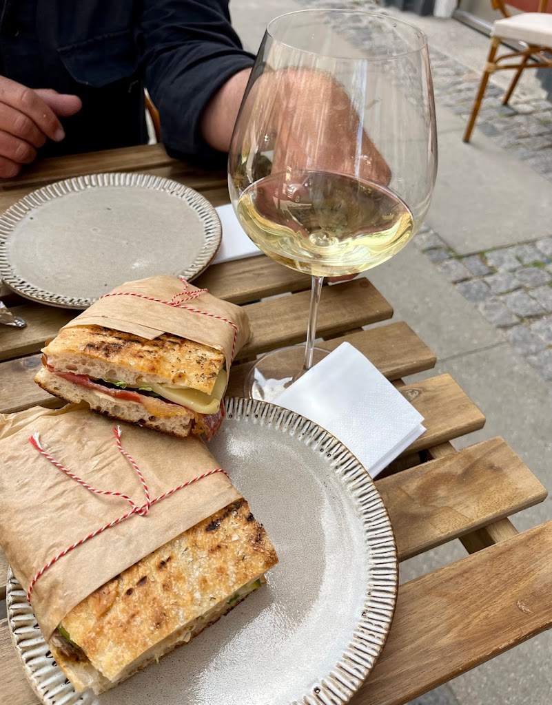 minibaren-cafe-eatery-1.jpeg
