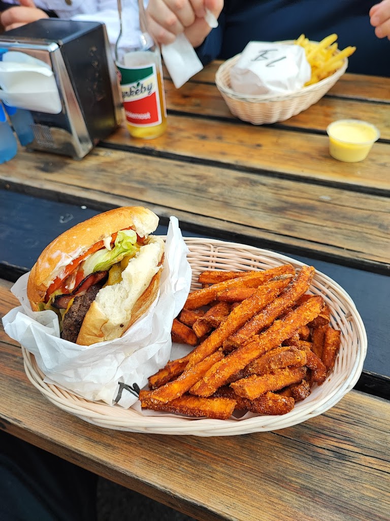 tommis-burger-joint-1.jpeg