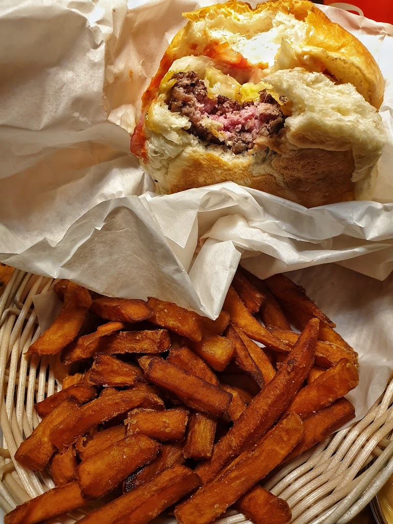 tommis-burger-joint-17.jpeg