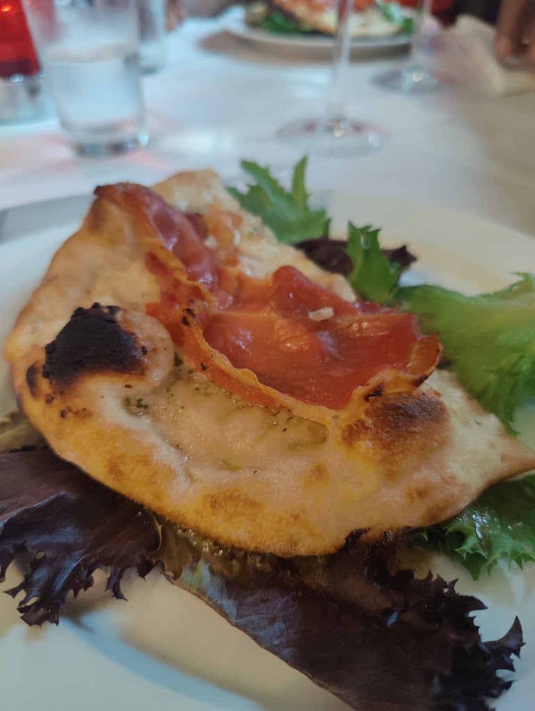 bollinis-familie-restaurant-3.jpeg