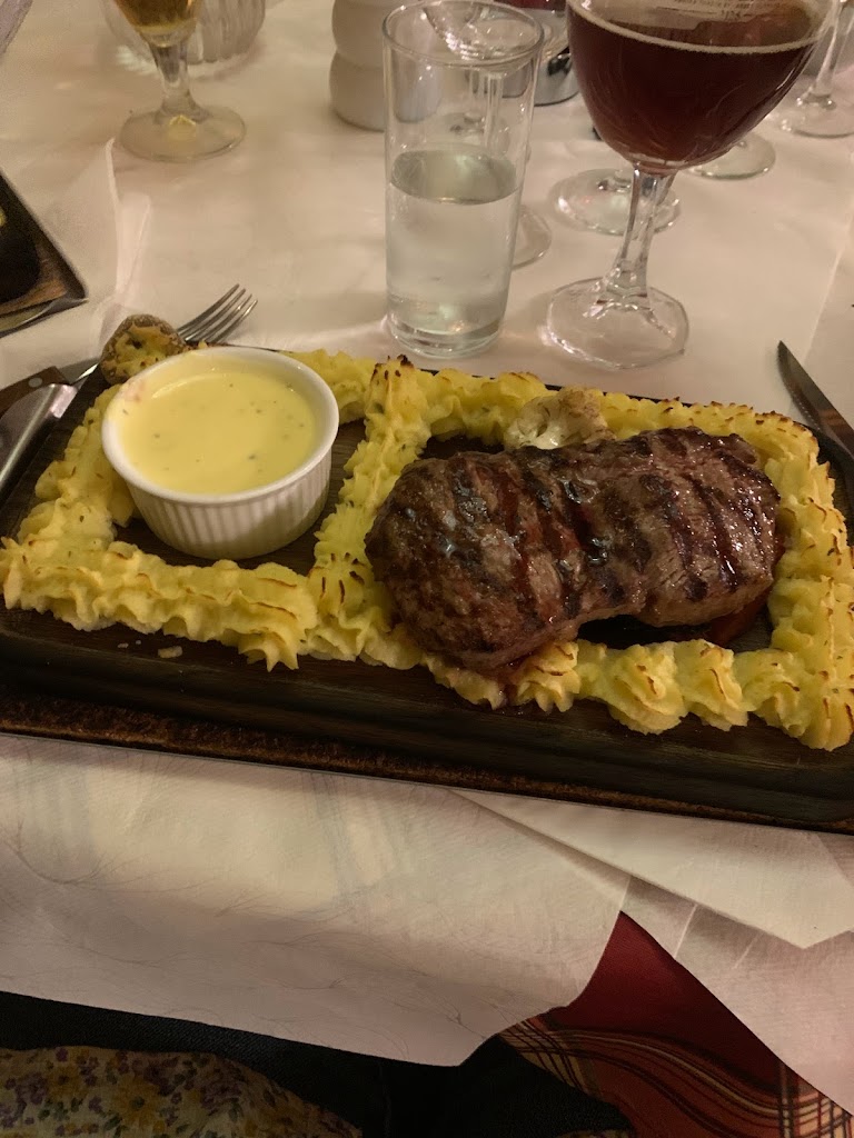 bollinis-familie-restaurant-4.jpeg