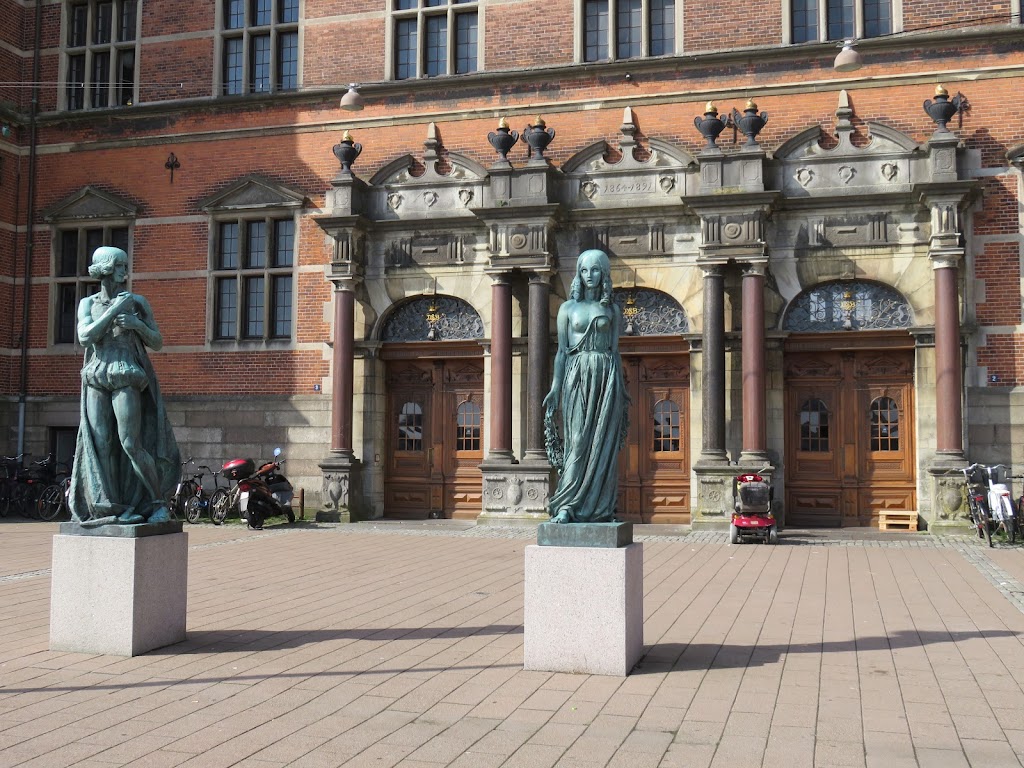 hamlet-and-ophelia-statues-11.jpeg