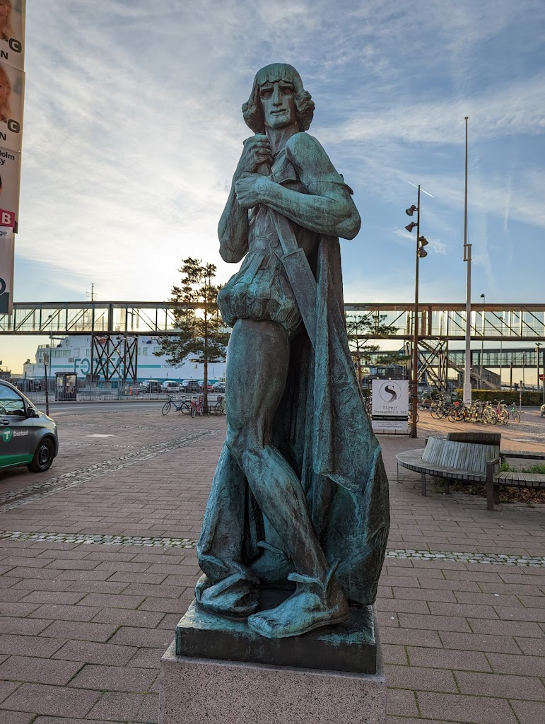 hamlet-and-ophelia-statues-3.jpeg
