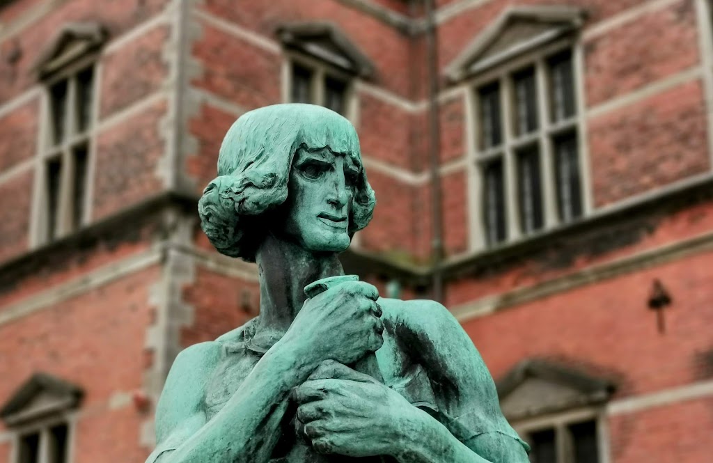 hamlet-and-ophelia-statues-7.jpeg