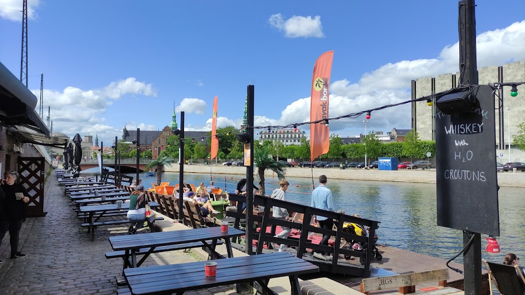 kayak-bar-3.jpeg