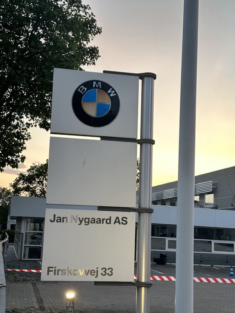 bmw-experience-center-by-jan-nygaard-as-8.jpeg
