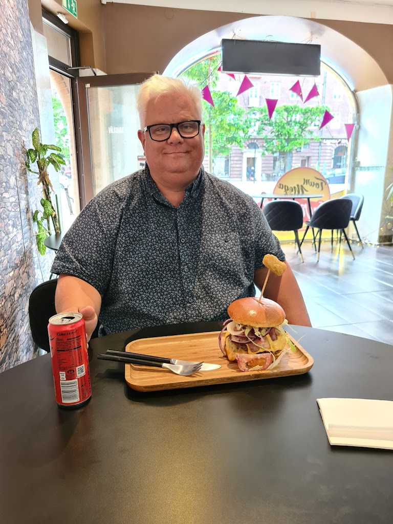 town-mega-burger-7.jpeg