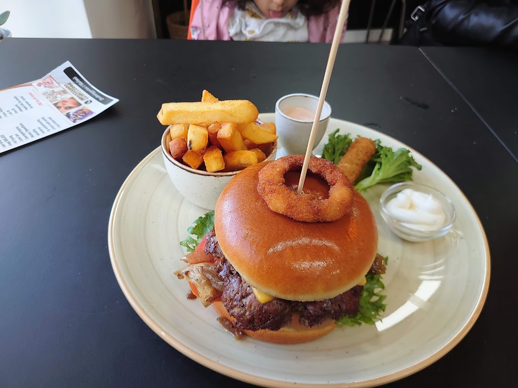 mollans-burger-0.jpeg