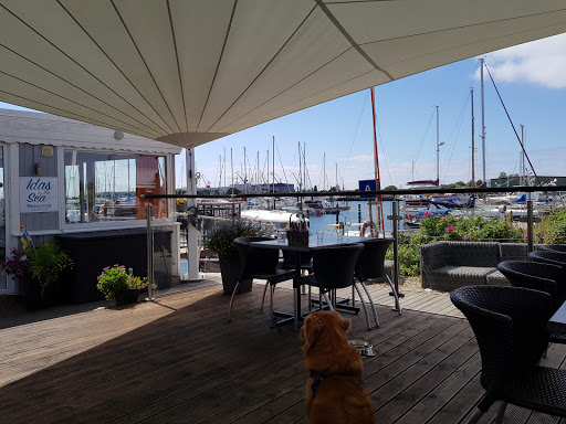 Idas by the sea