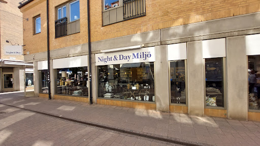 Night &amp; Day Miljö